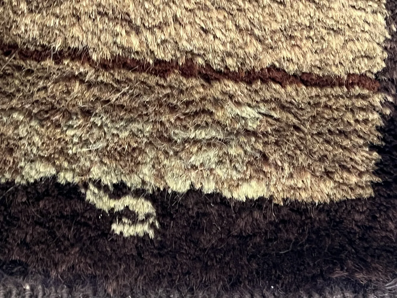 Antiker Teppich mit warmer Textur und brauner Farbe