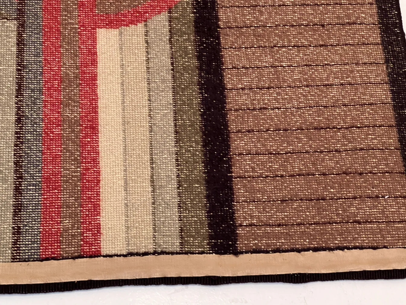 Tappeto antico con motivi colorati e geometrici, ideale per la decorazione.