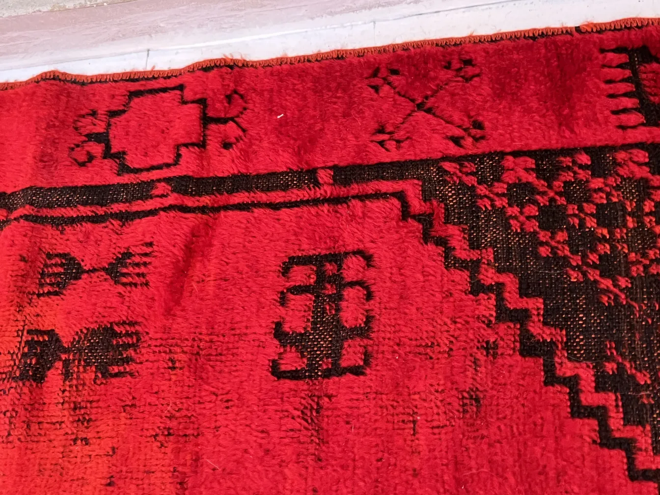 alter roter Teppich mit geometrischen Mustern