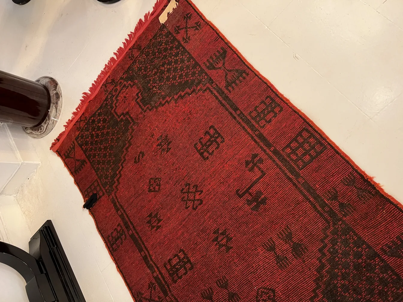 antiker roter Teppich mit dekorativen Mustern