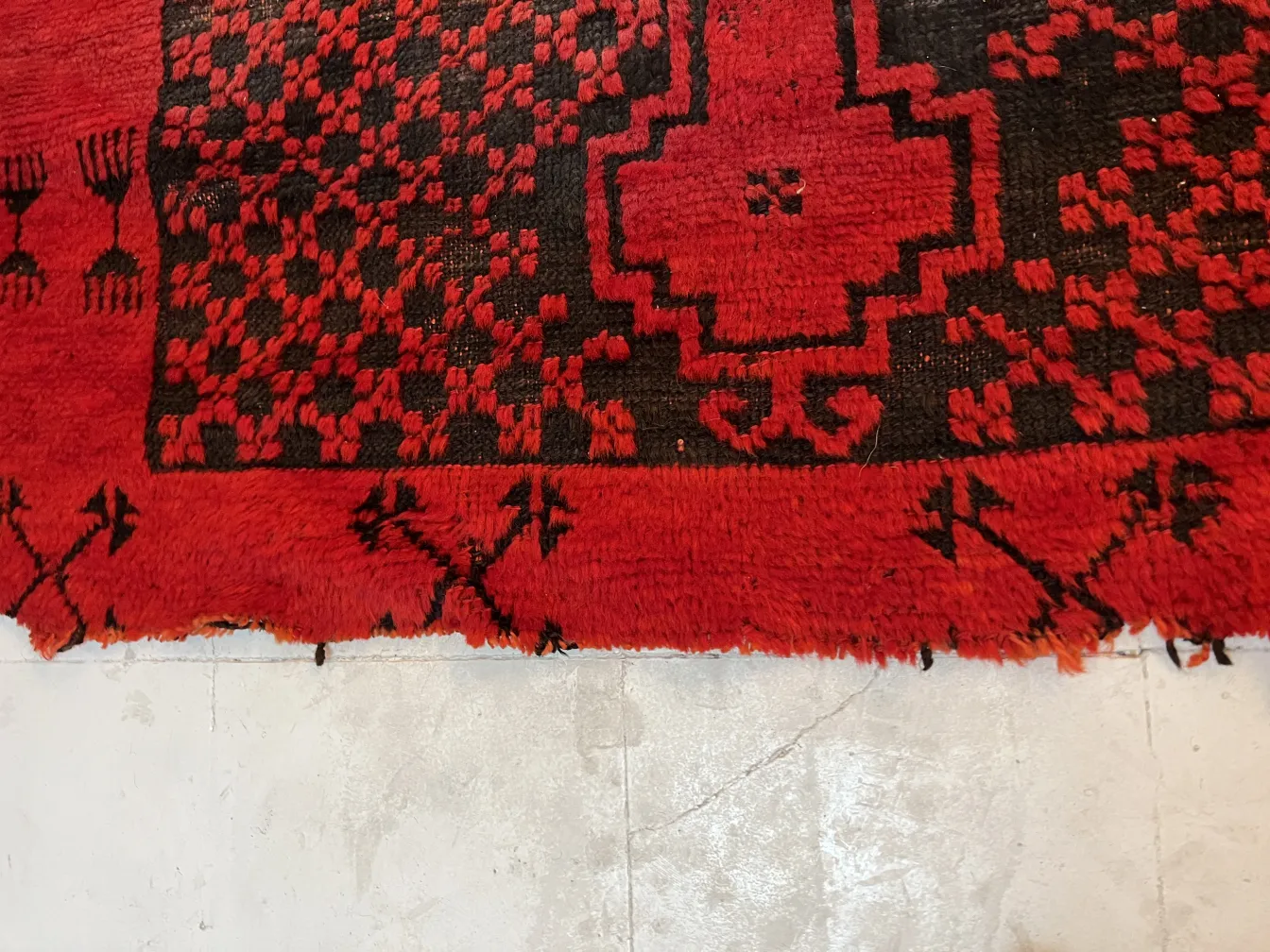 複雑な模様の古い赤と黒のカーペット。