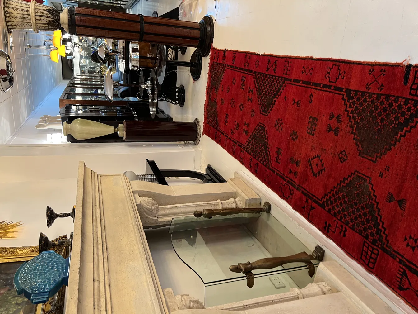 tapis ancien rouge avec détails décoratifs dans un cadre élégant