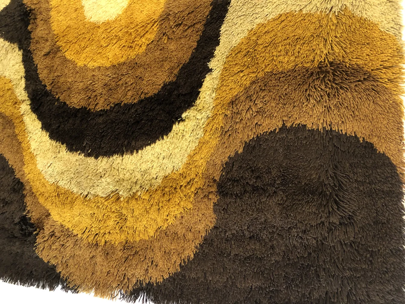 tappeto antico con motivi marroni e beige, stile ondulato