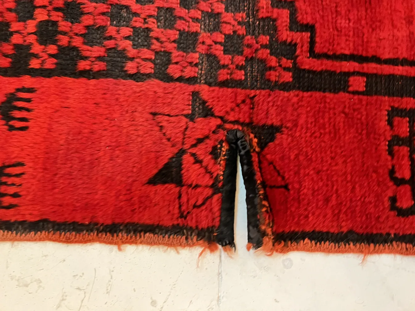 سجاد قديم أحمر بنقوش سوداء، تفاصيل واضحة