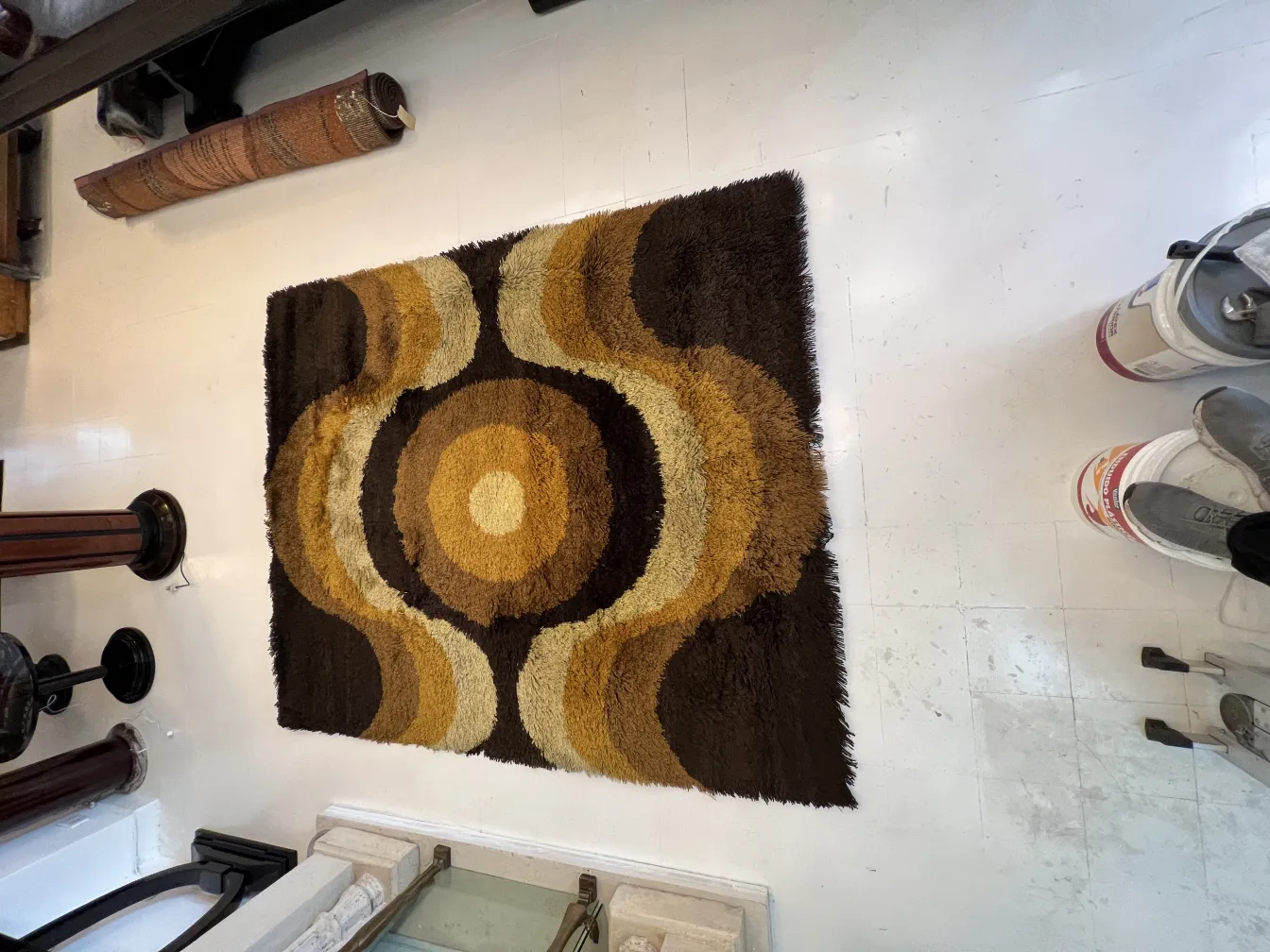 古い円形カーペット、茶色と黄色の色がある部屋で