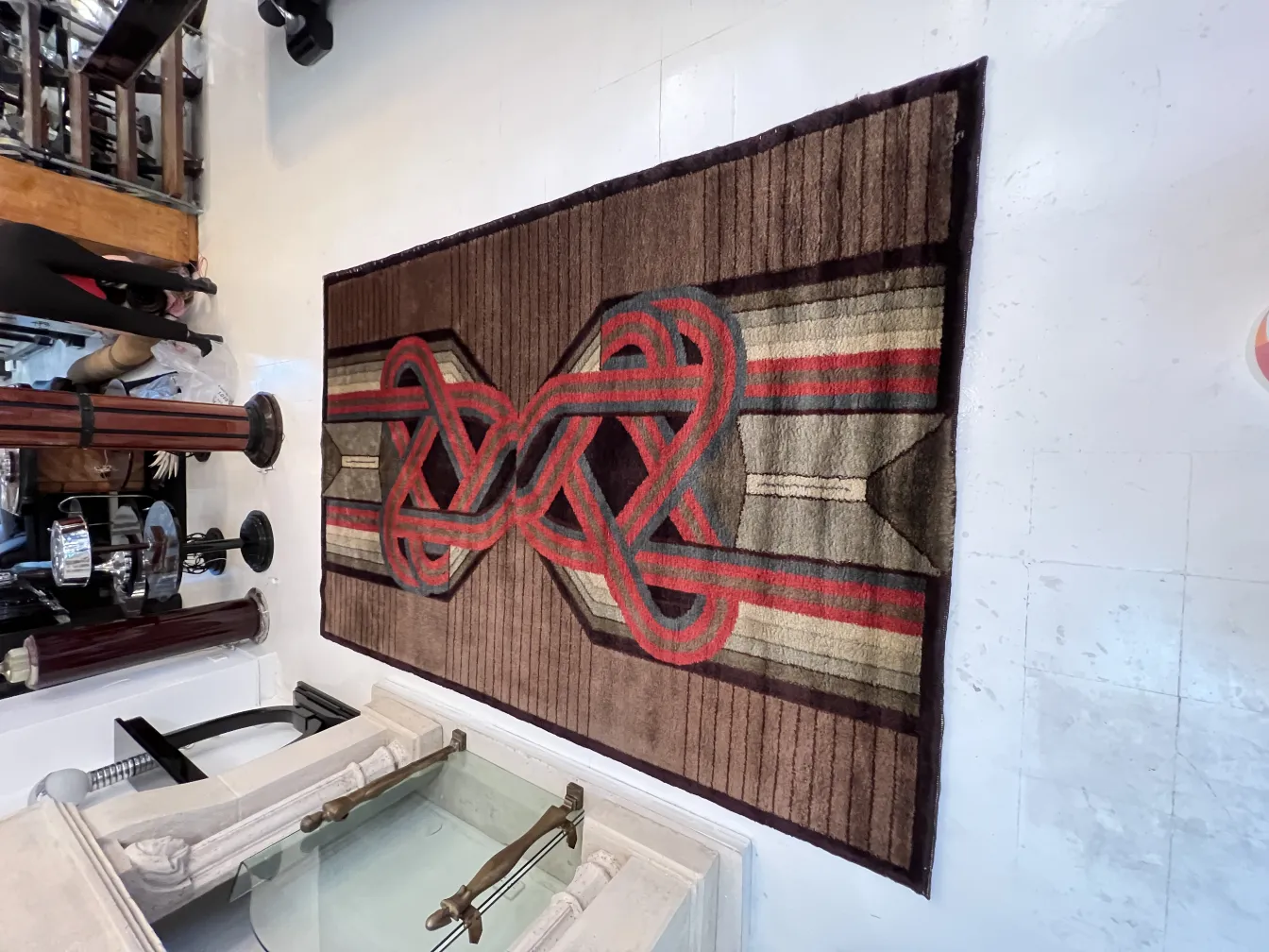 Tapis ancien avec motifs rectangulaires et lignes.