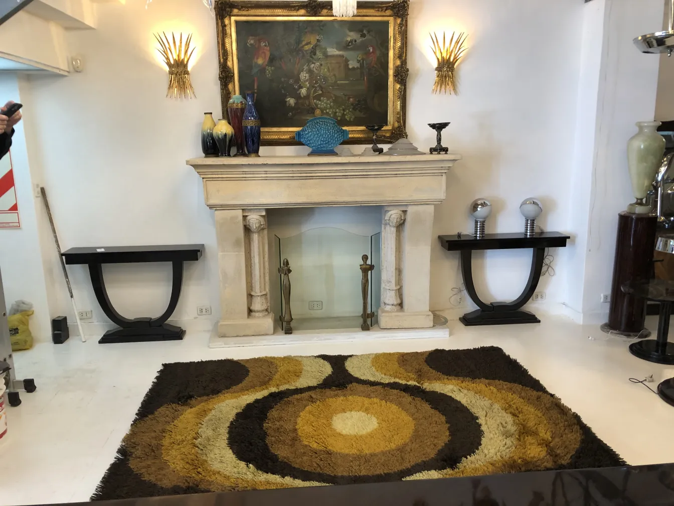 antik teppich mit abstrakten mustern und warmen farben