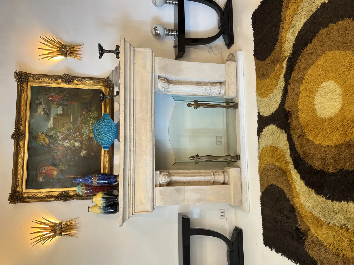 detalle de alfombra antigua con patrones marrones y amarillos