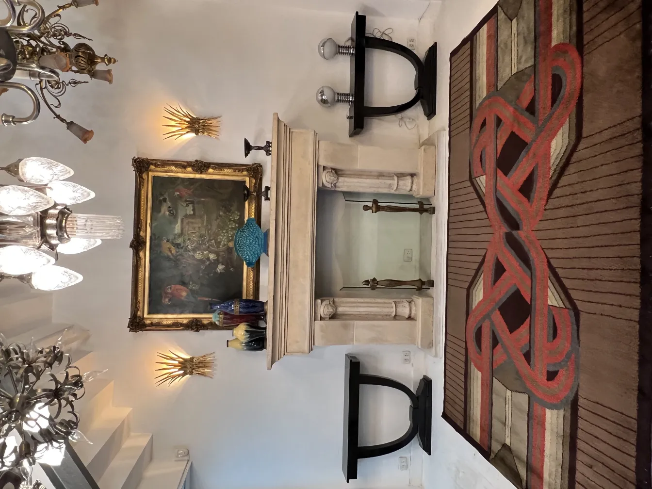 tapis ancien avec des tons terre et un design moderne dans une pièce