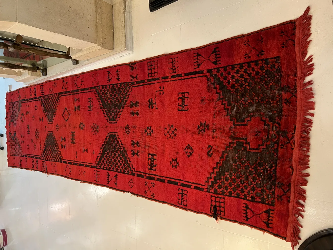 tappeto rosso antico con motivi geometrici