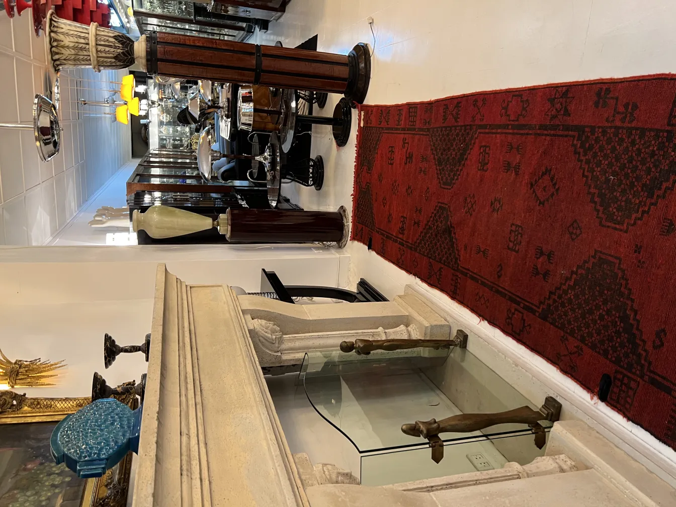 antiker roter Teppich mit geometrischen Mustern in einem eleganten Ambiente