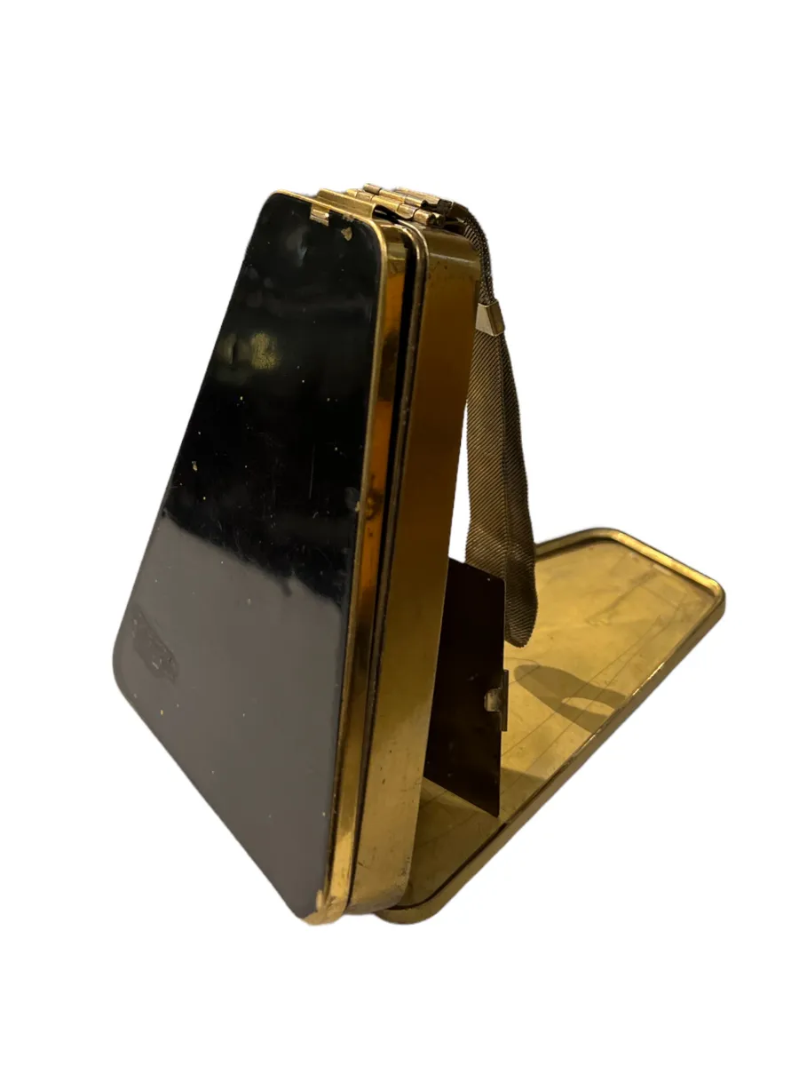 bolsa antiga em formato triangular com acabamento brilhante