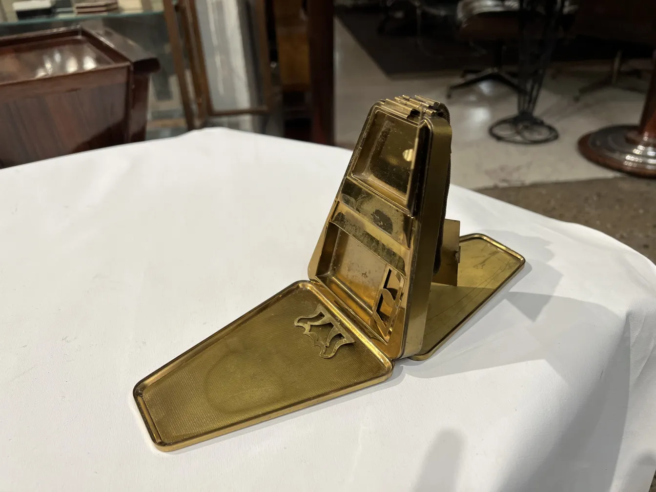 金色デザインの古いレディースバッグ