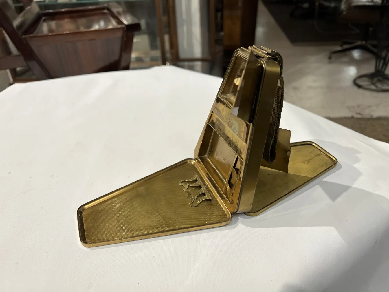 bolso antiguo estilo art deco en color dorado con forma triangular