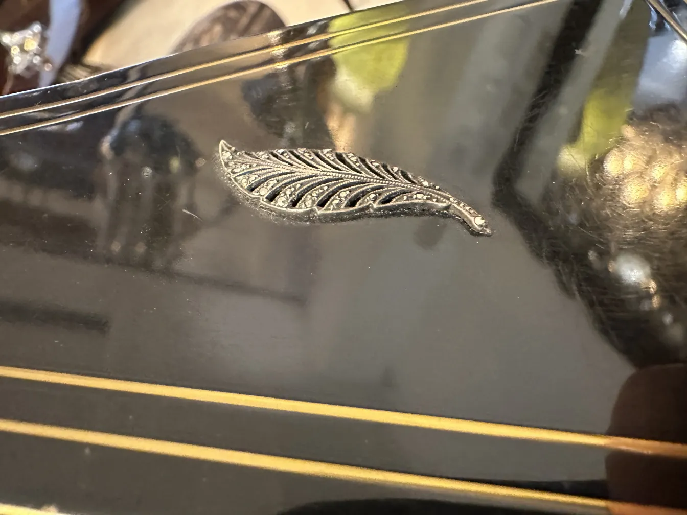 아르데코 장식이 있는 고전적인 가방