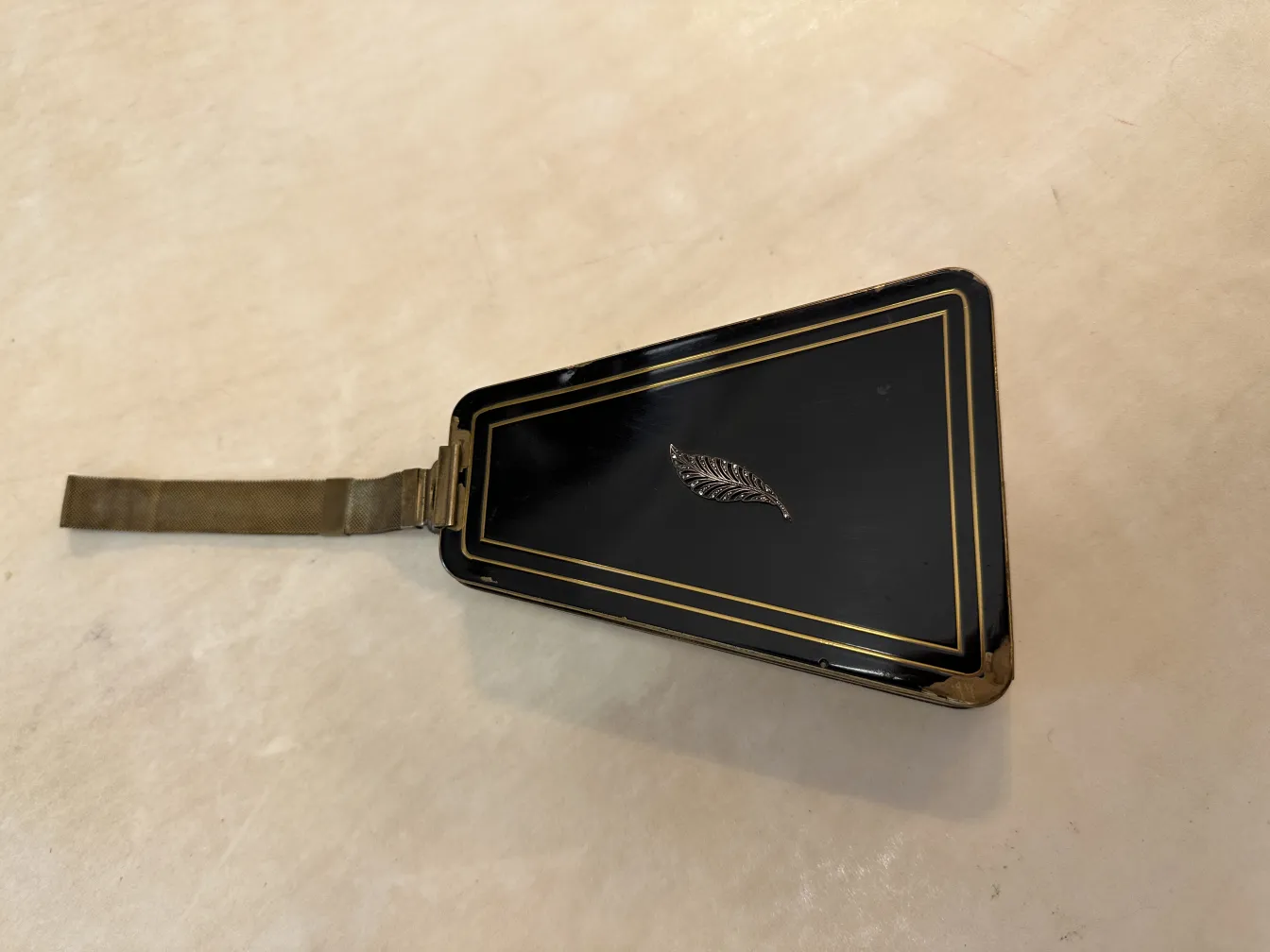 Antike Tasche mit art deco Design in dunklen Farben.