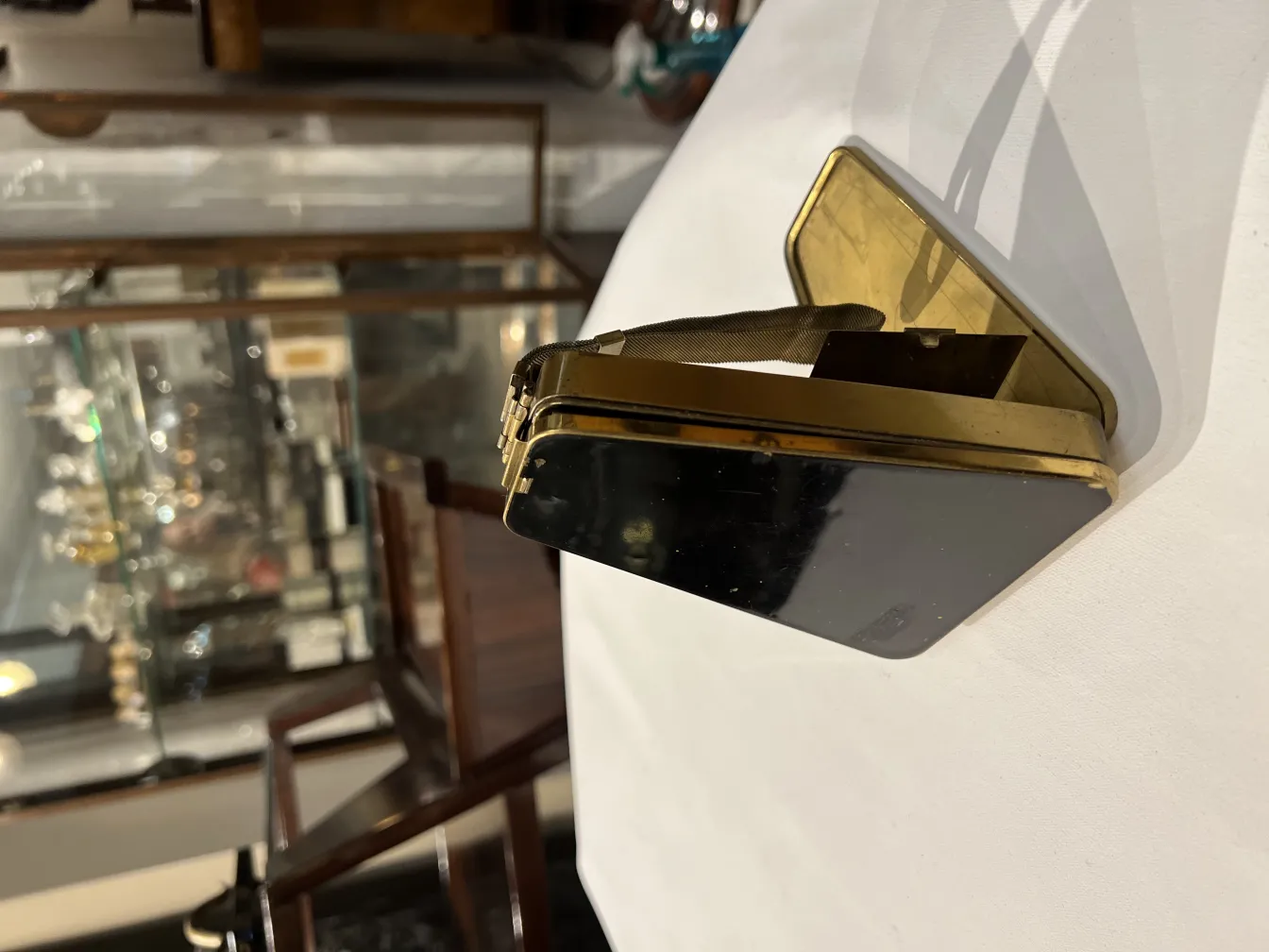 حقيبة قديمة فن الديكور مع إغلاق ذهبي وحزام