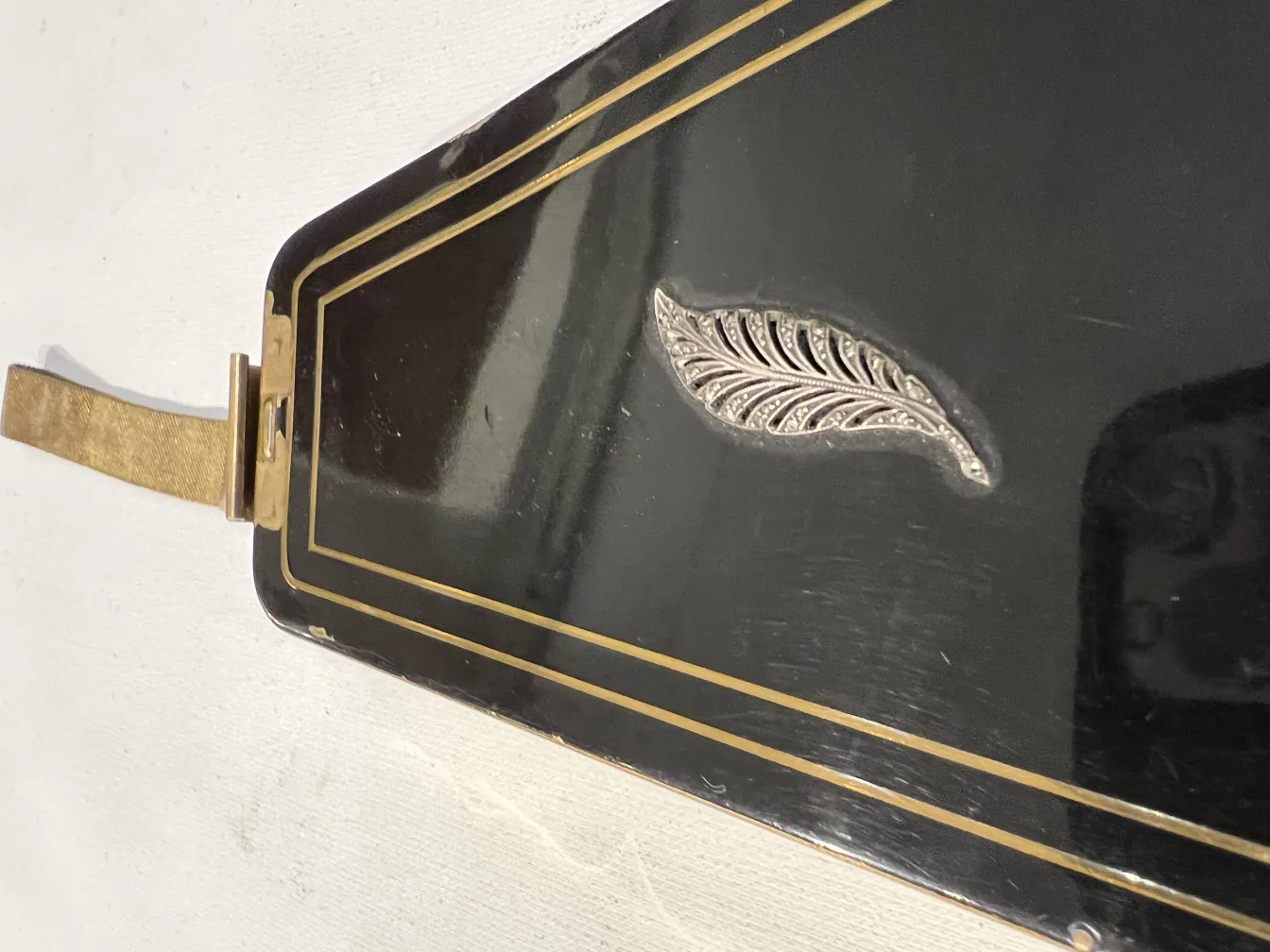 Bolso antiguo con diseño art deco y decoración de hoja.