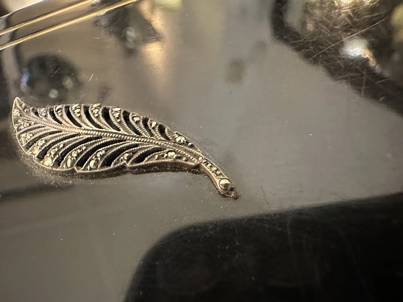 Bolsa antiga Art Deco com design de folha