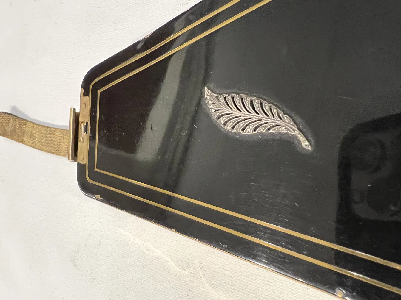 Borsa antica in stile Art Deco con dettagli in argento.