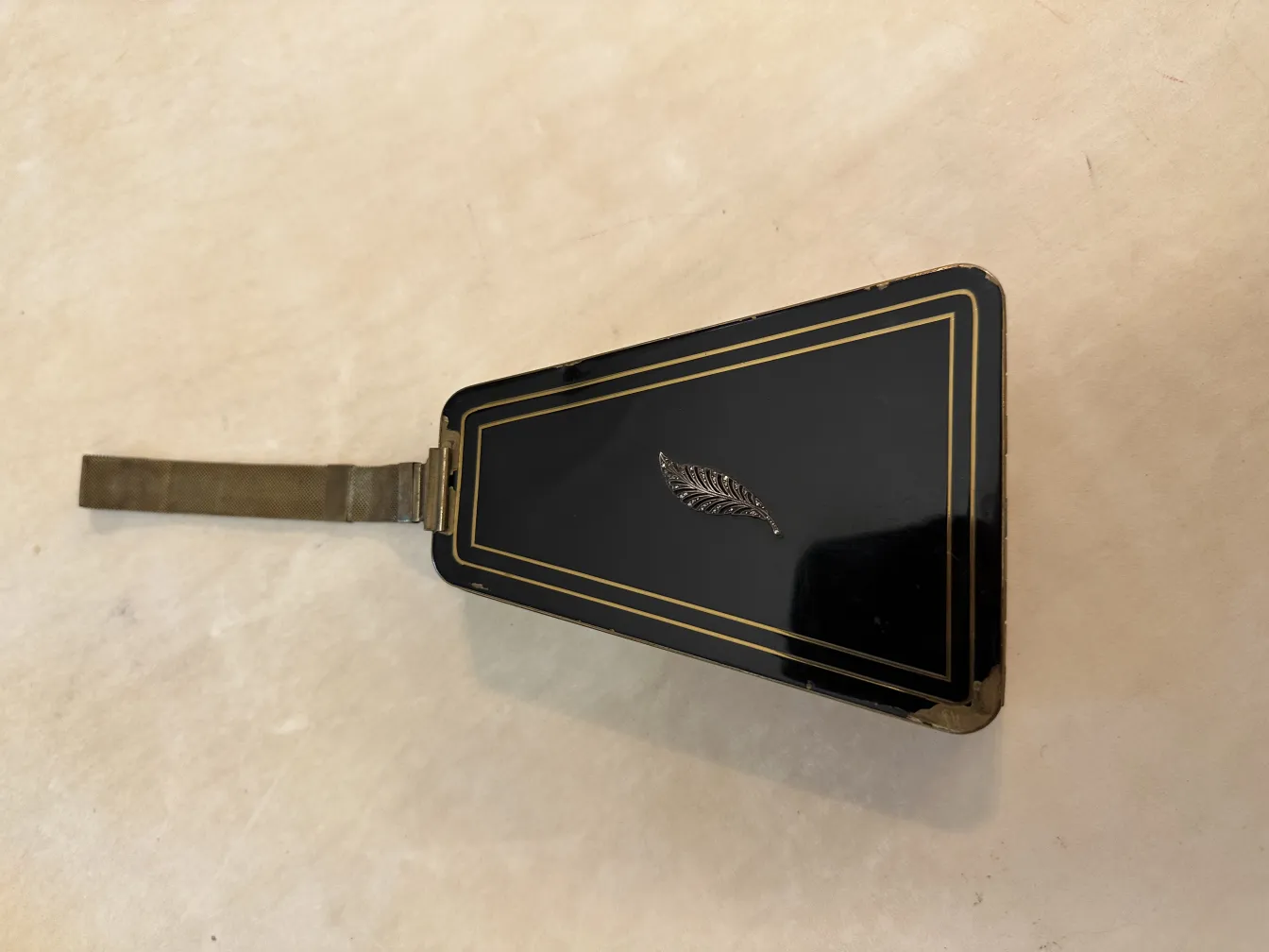 Antike Tasche mit Art Deco Design, stilvoll und dekorativ.