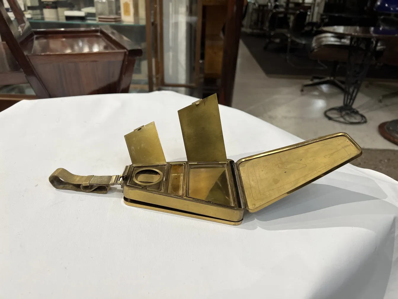 Bolso antiguo estilo Art Deco con abertura y compartimentos