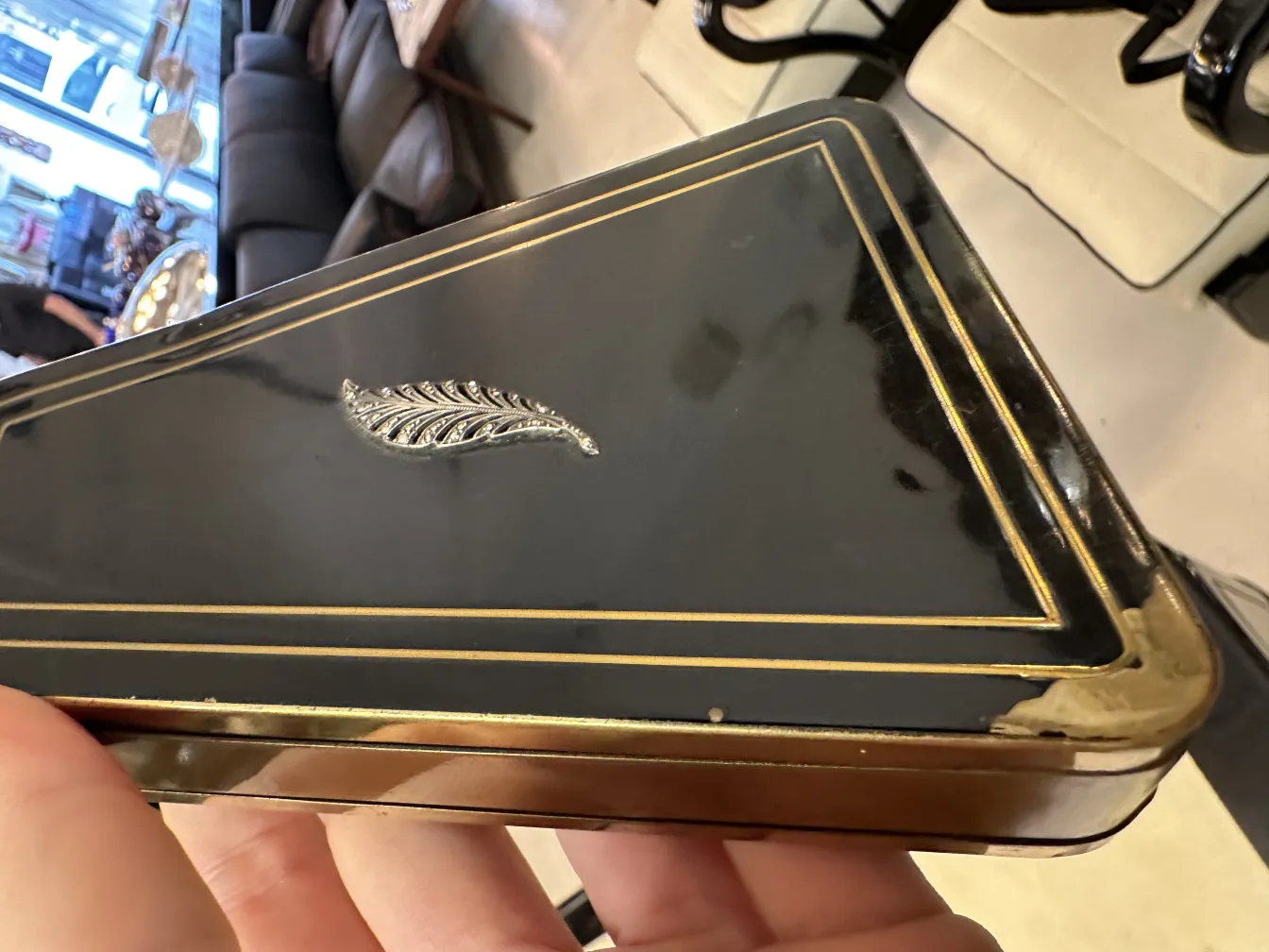 古董艺术装饰包，带金色细节和羽毛。