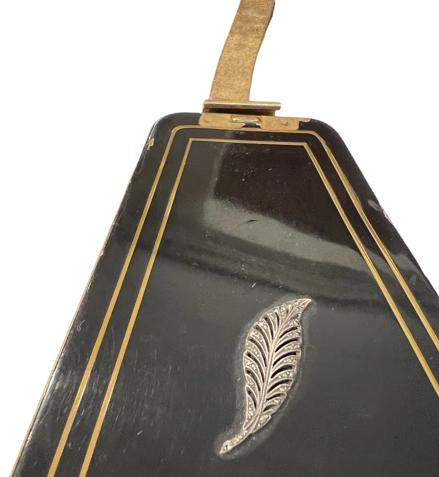 Antike Damentasche im Art Deco Stil mit elegantem Design und dekorativen Details.