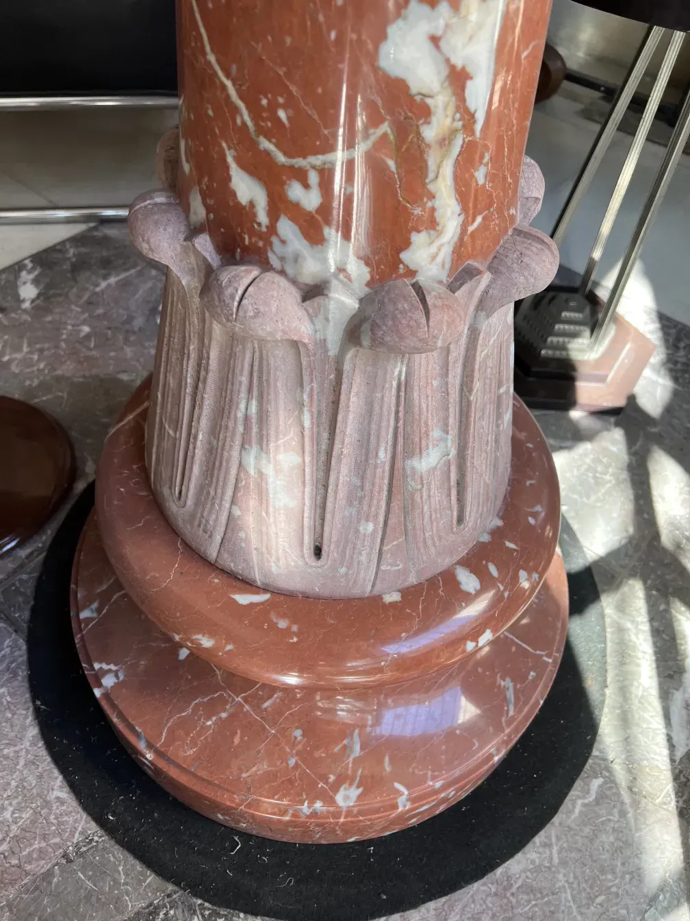 装飾的な古代噴水に装飾的な詳細