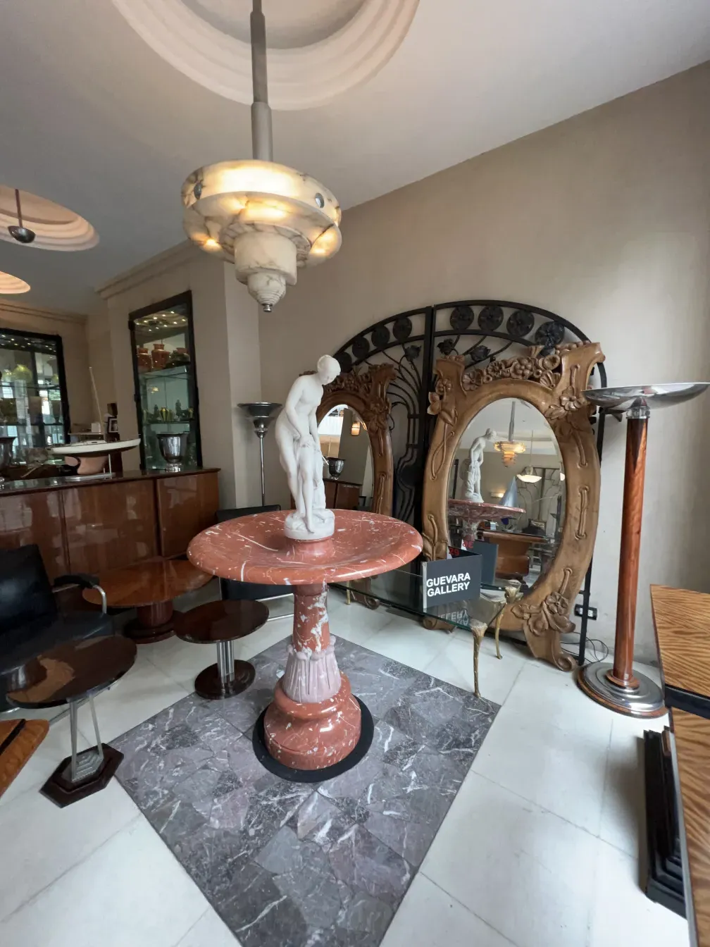 Fonte antiga com esculturas decorativas em um ambiente elegante.