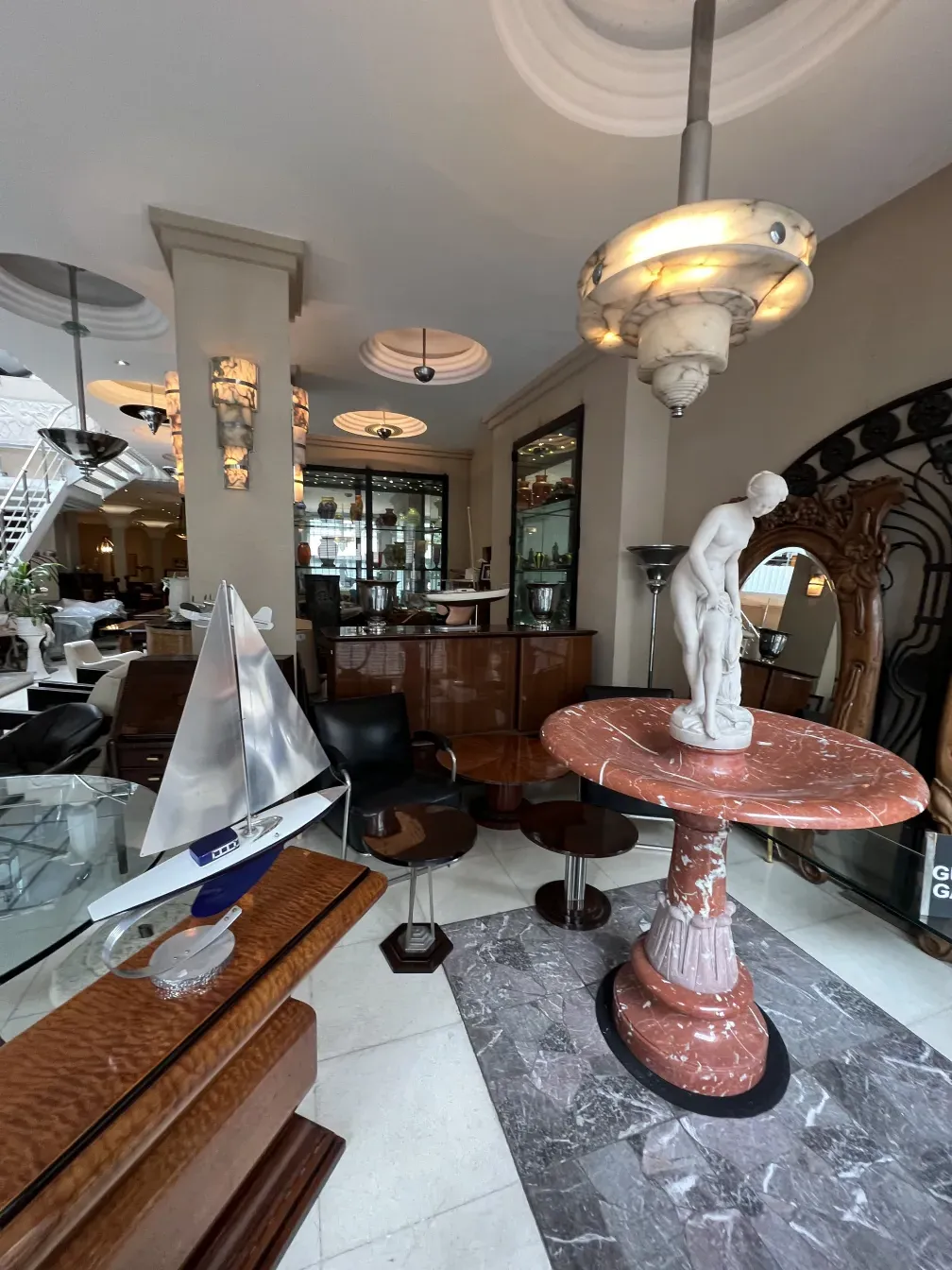 fuente antigua art nouveau en un ambiente decorativo elegante