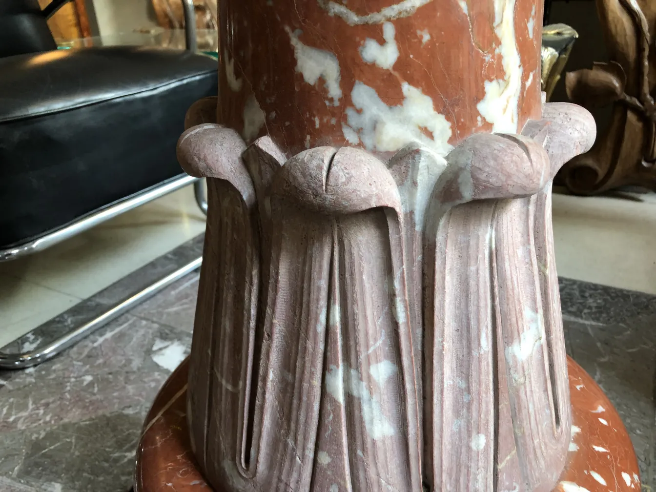 Fontana antica stile art nouveau con motivo floreale, decorativa.