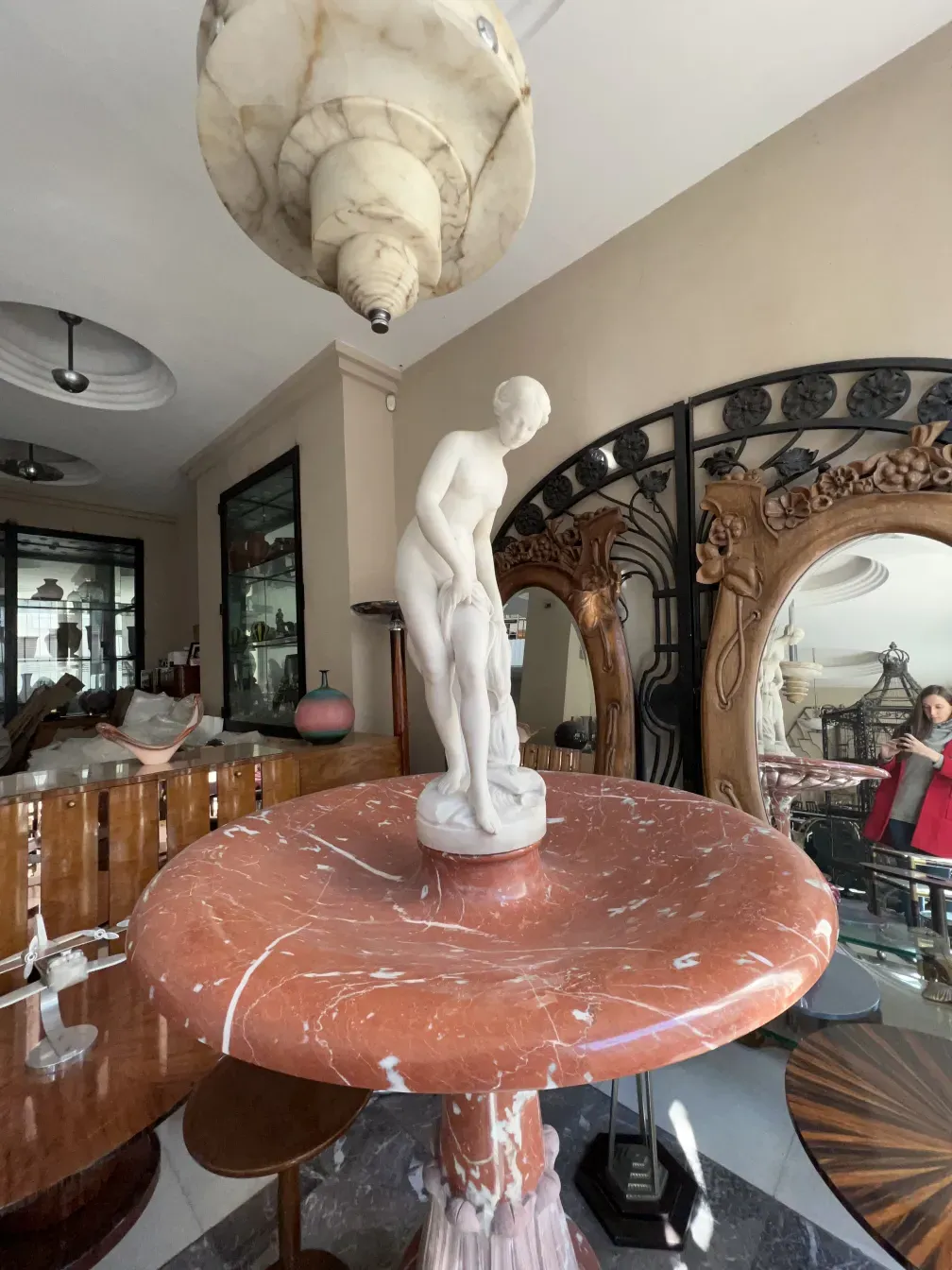 Fuente antigua art nouveau con figura estilizada en un ambiente elegante