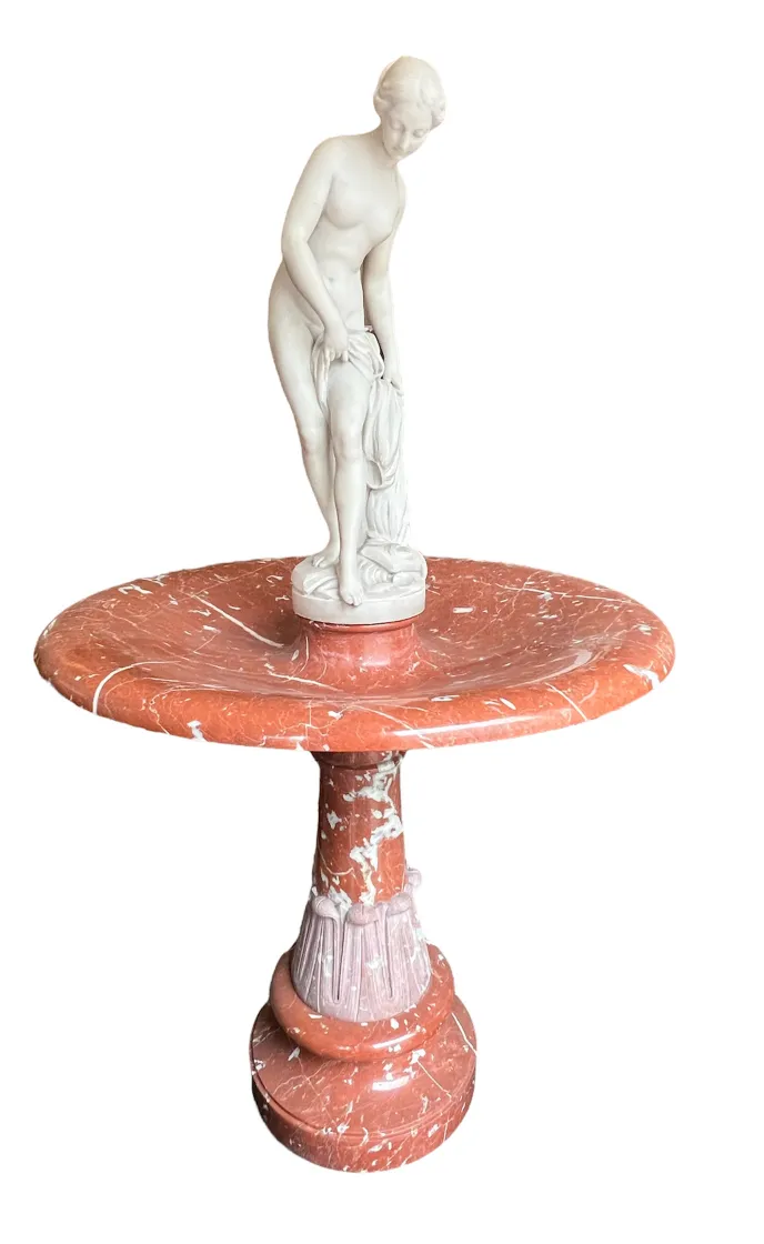 fuente antigua con una figura femenina en el centro, estilo art nouveau