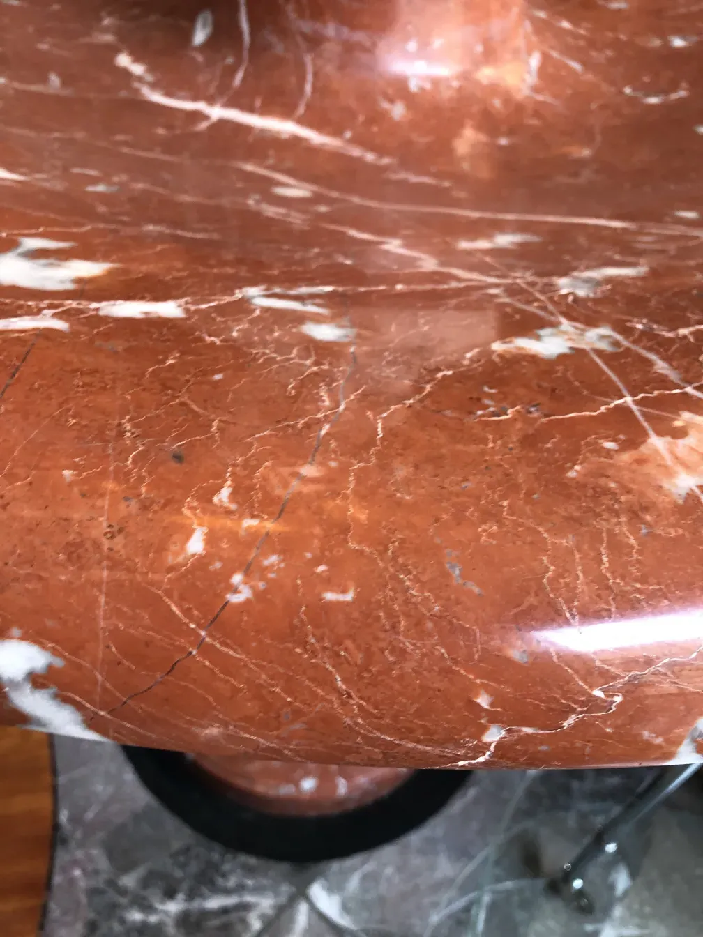 Antica fontana decorativa in stile Art Nouveau con dettagli unici in un ambiente classico.