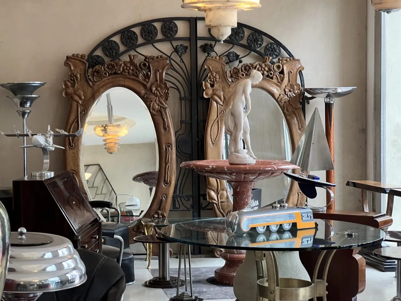 Dekorative antike Brunnen im Art-Nouveau-Stil mit floralen Elementen.