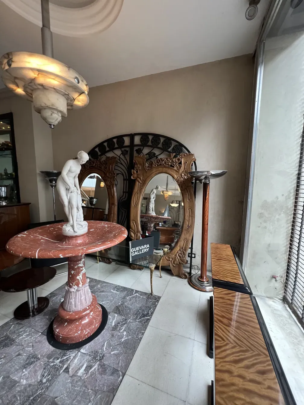 fontana antica decorativa con figura e dettagli ornamentali