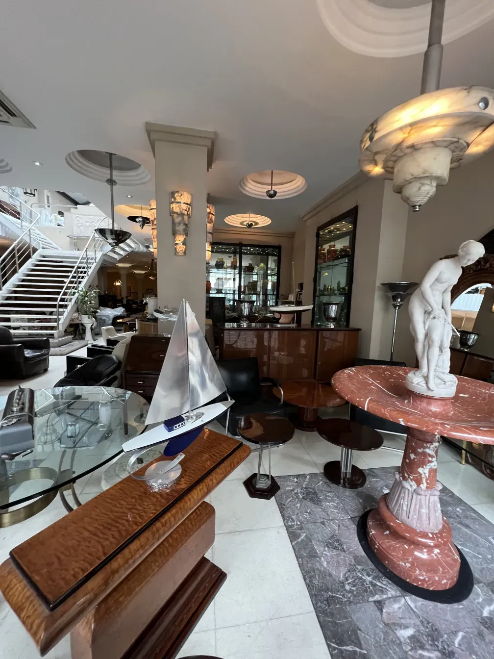 Fonte decorativa antiga em ambiente elegante com mármore e objetos