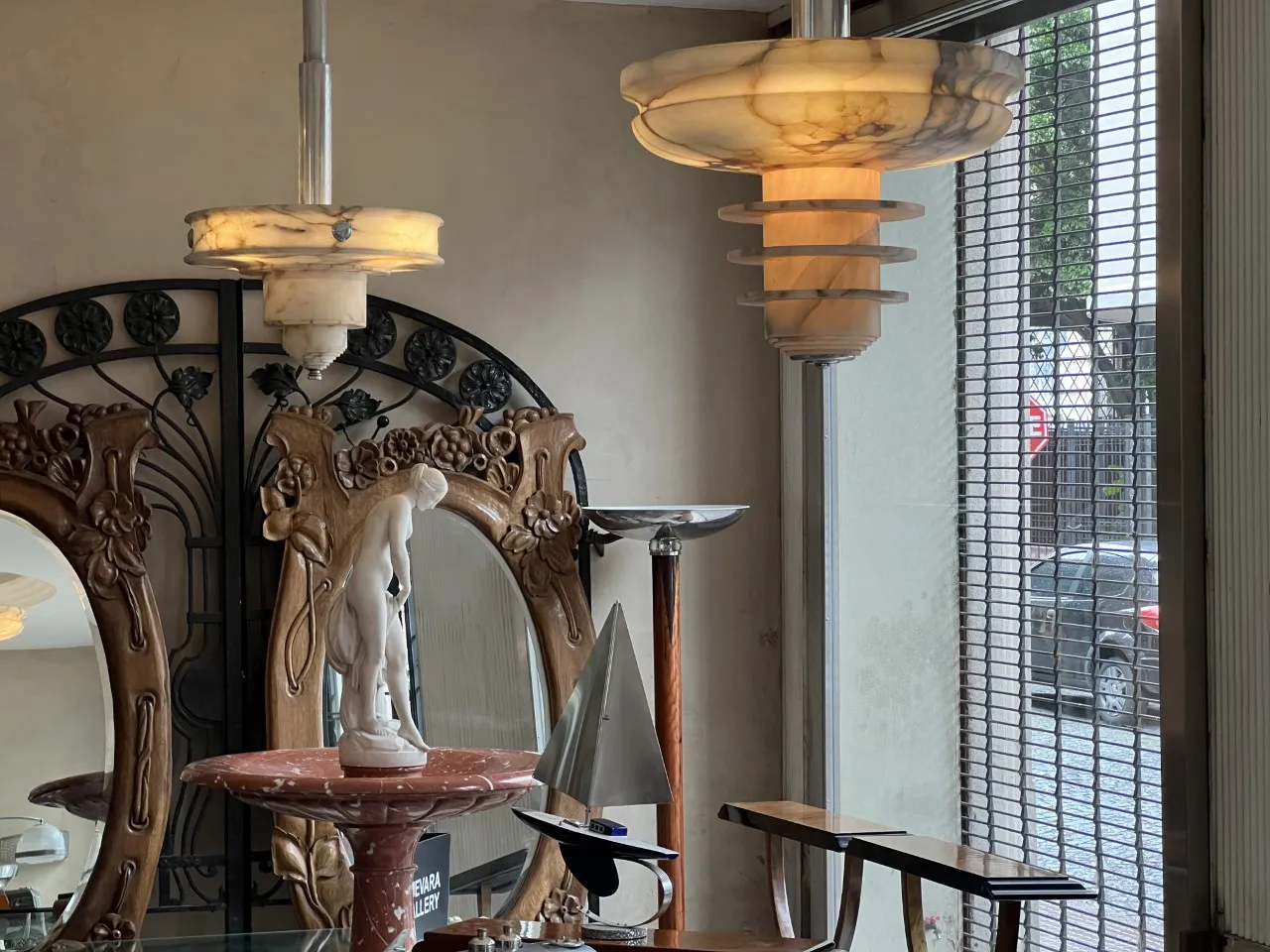 Fuente antigua de arte nuevo con decoración elegante y figura esculpida.