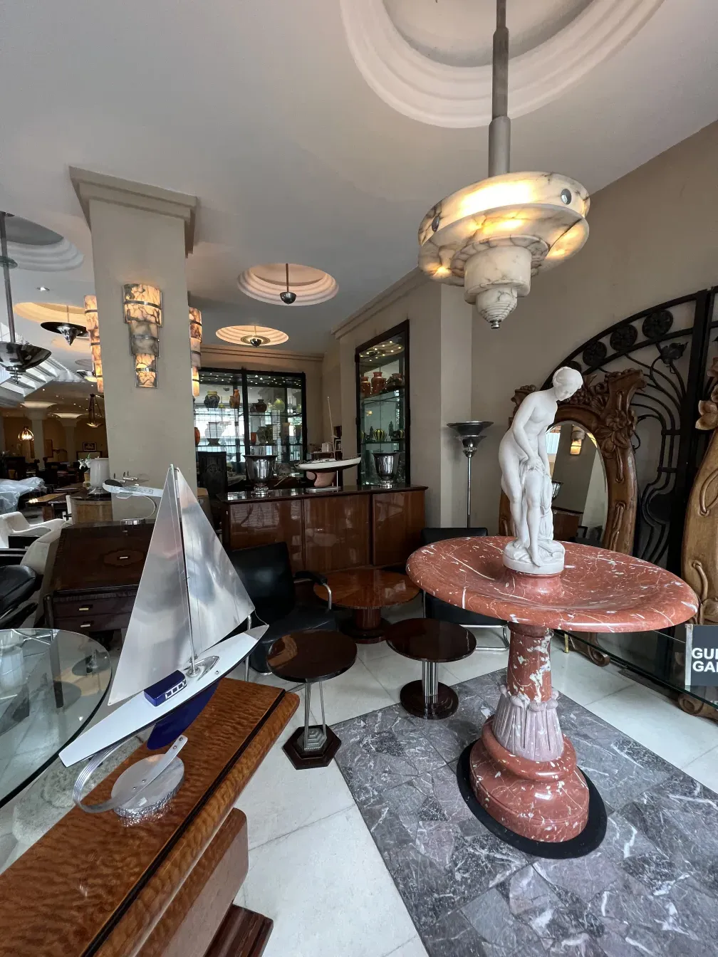 fontaine antique avec statue en marbre et base rose