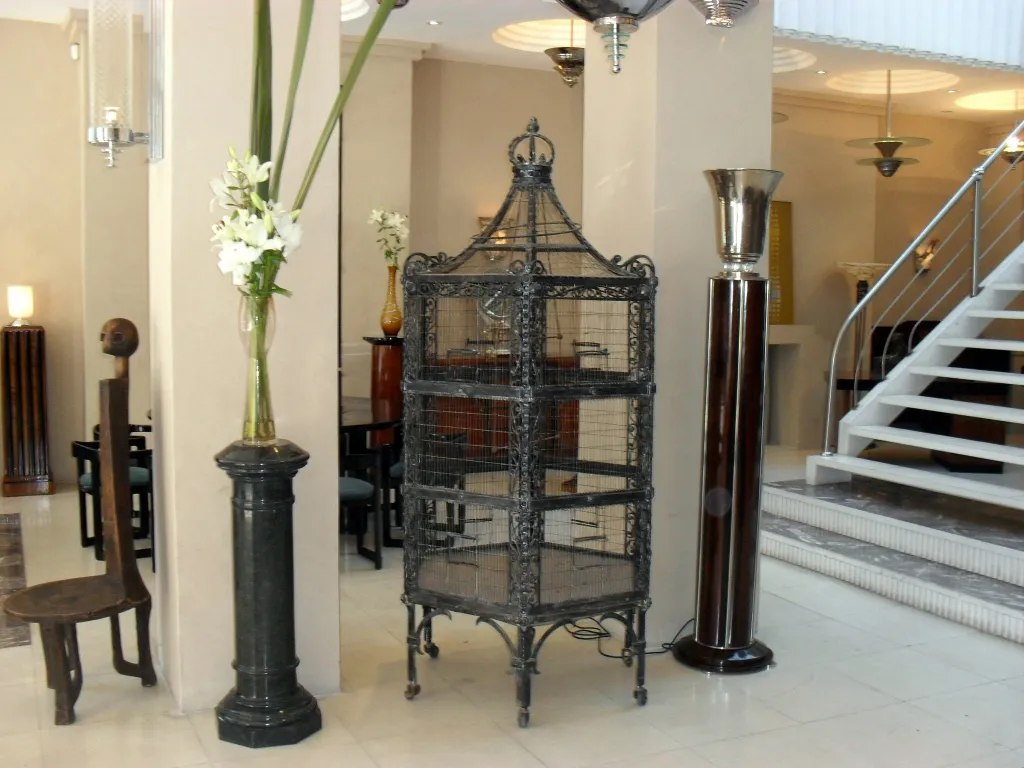 antiker Käfig im Art Nouveau-Stil in einem eleganten Raum