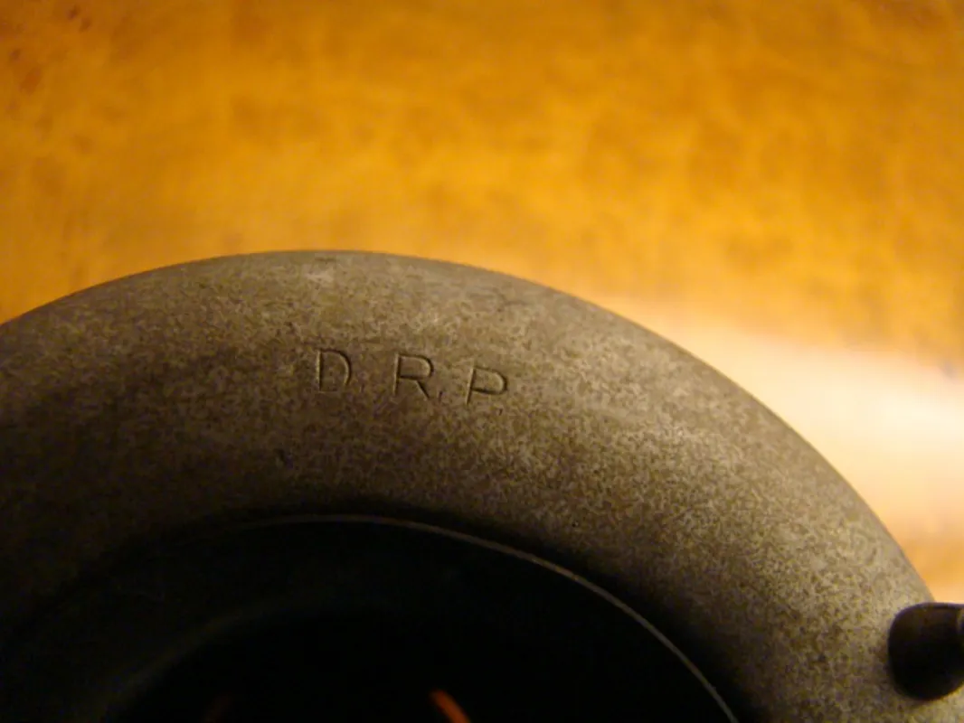 Dos lámparas de techo antiguas de diseño simple y elegante, parte de un entorno clásico.