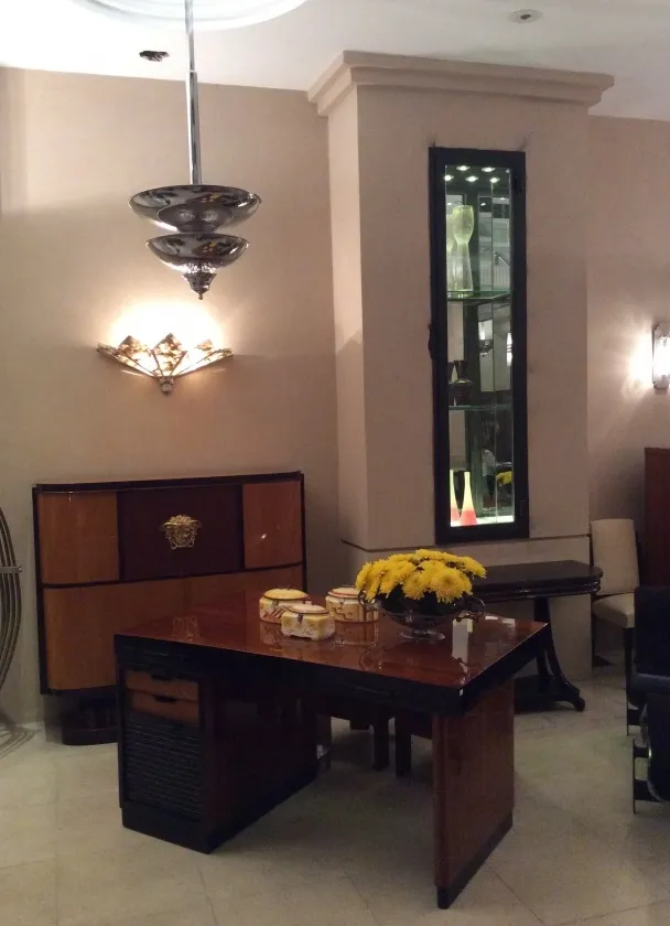 duas lampadas de teto antigas penduradas em um ambiente elegante