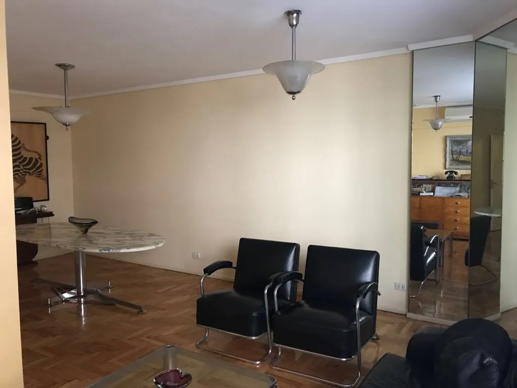 Salle avec 2 lustres anciens et chaises noires