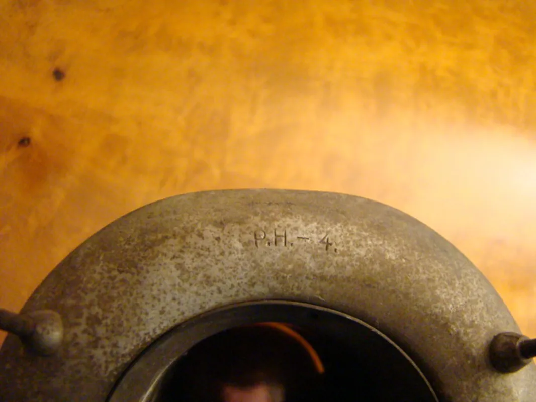 deux lustres anciens avec un design unique, ambiance chaleureuse