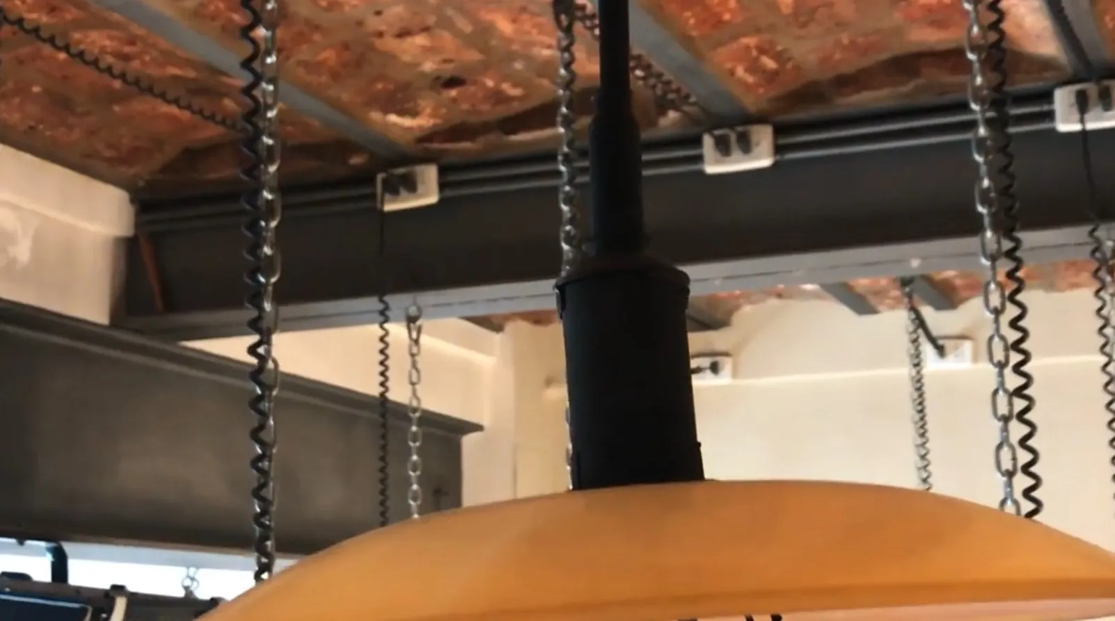 Lâmpadas de teto antigas, design de Poul Henningsen, detalhes visíveis, iluminação suspensa.