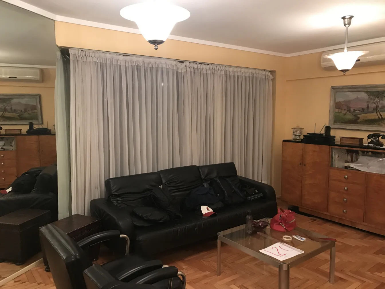 Deux lustres anciens éclairant un salon