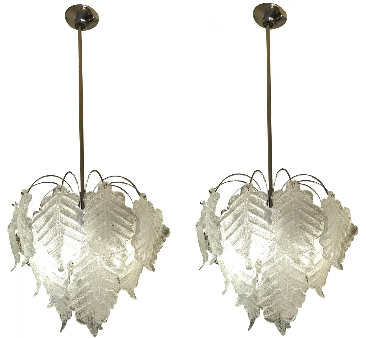 Deux lustres avec un design de feuilles dans une atmosphère élégante