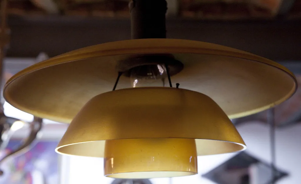 Deux lustres anciens, design élégant, lumière d'ambiance.