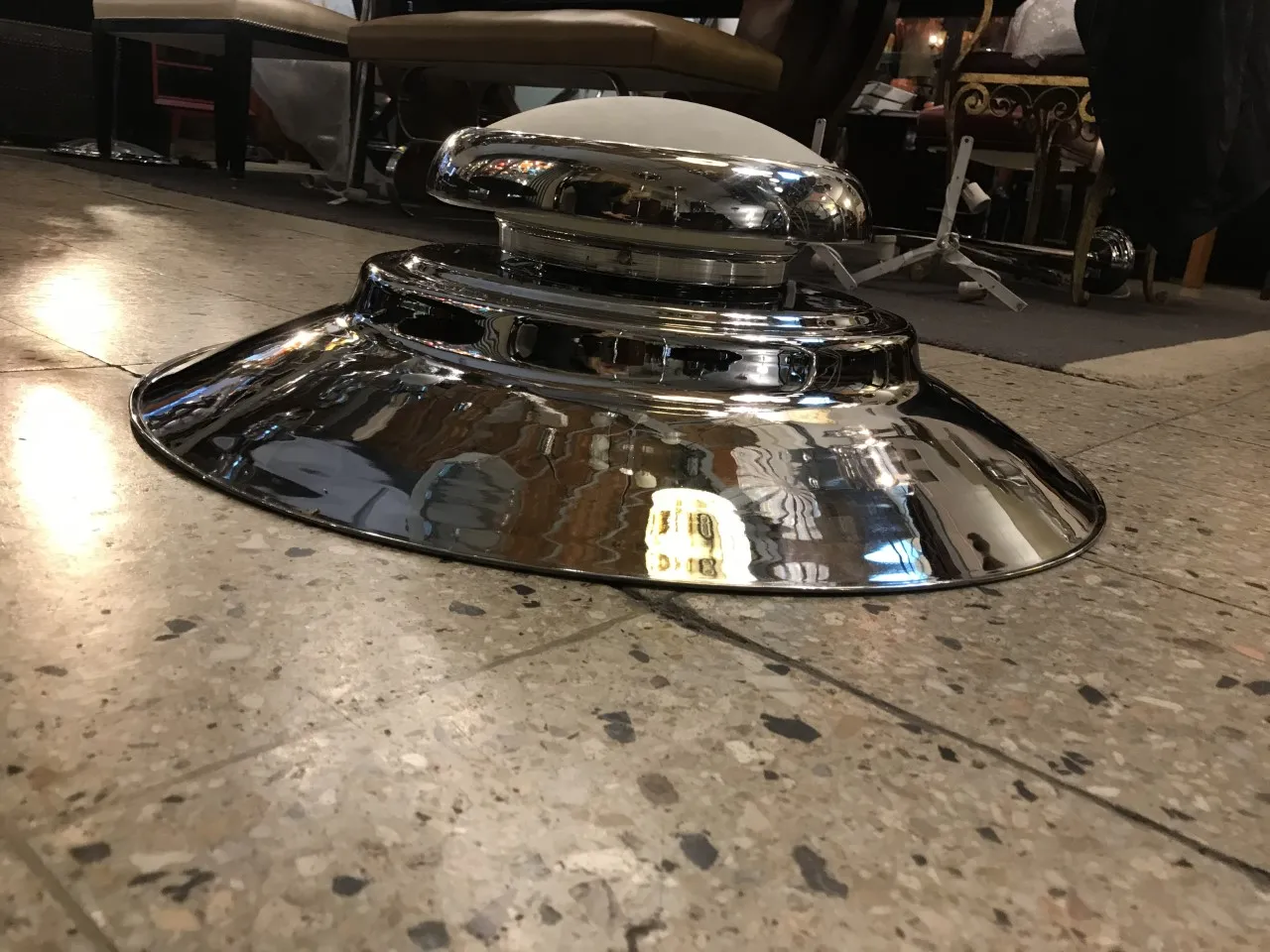 Due lampade a sospensione antiche con design lucido in un ambiente sottile.